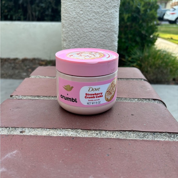 Dove x crumbl Strawberry Crumb Cake Body Scrub - Pink - Picture 1 of 3